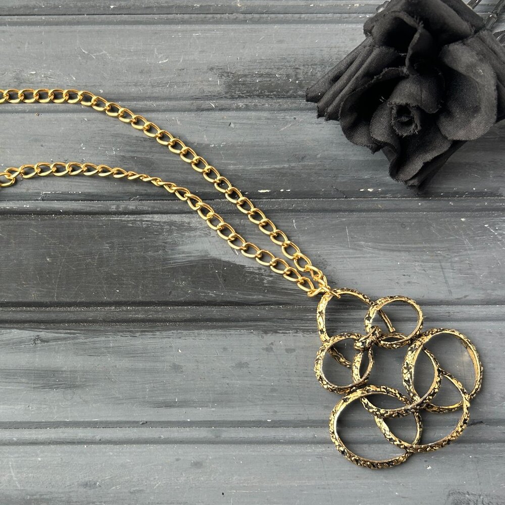 Gold Metal Necklace w Pendant